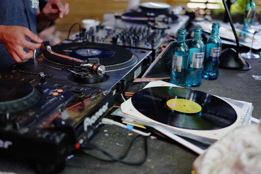 DJ-set med skivspelare och mixer